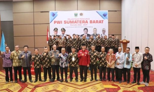 Atal S Depari Lantik Basril Basyar Resmi Sebagai Ketua PWI Sumbar