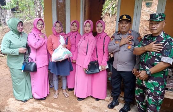 Bansos Polri Presisi, Polisi Bersama Bhayangkari Berikan Sembako Pada Korban Tanah Longsor