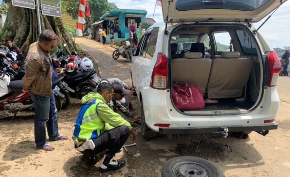 Berikan Pelayanan Prima, Polisi Bantu Wisatawan Ganti Ban Bocor