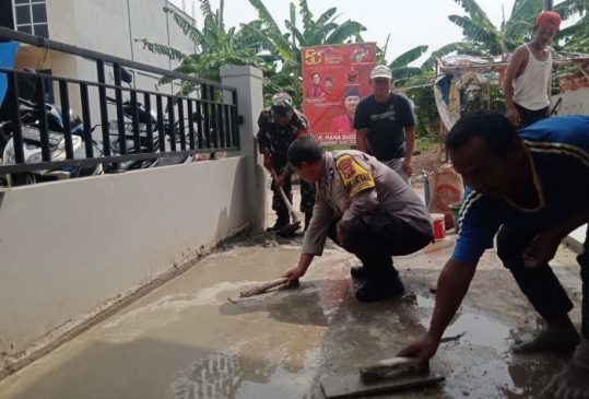Bhabinkamtibmas Bersama Babinsa dan Warga Gotong Royong Perbaiki Jalan Lingkungan