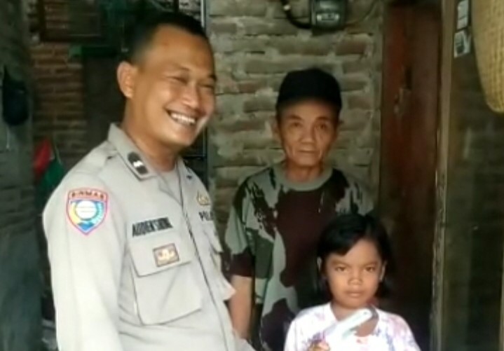Dalam Giat Sambang Warga, Polisi Sambangi Anak Yatim di Desa Ciptamarga