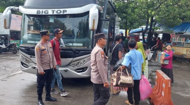 Demi Kelancaran Arus Lalu Lintas, Polri Lakukan Pengaturan di Terminal Klari Karawang