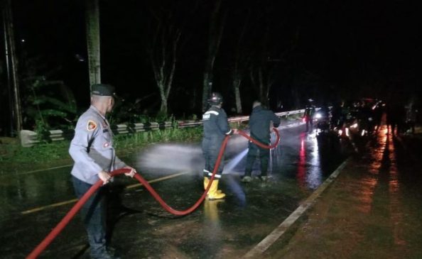 Diguyur Hujan Deras, Polisi Turunkan Alat Berat untuk Bantu Evakuasi Bencana Tanah Longsor yang Menutupi Jalan Provinsi di Kuningan