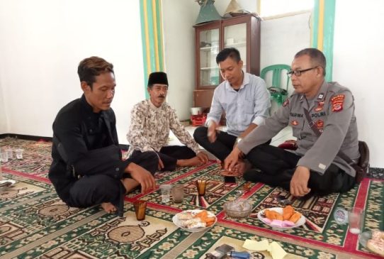 Garda Terdepan, Polisi Sambang ke Para Tokoh Agama dan Masyarakat Desa Margaharja