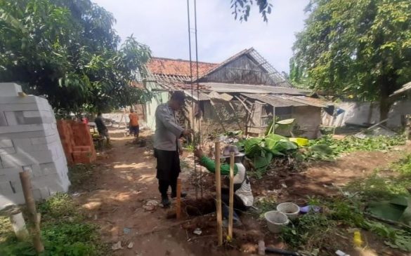 Hadir di Tengah Masyarakat, Polisi Bantu Warga Renovasi Rumah