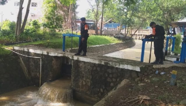 Turun Langsung ke Lapangan, Tim SAR Sat Brimob Polda Jabar Bekerjasama dengan Babinsa Cek Pintu Saluran Air di Cirebon