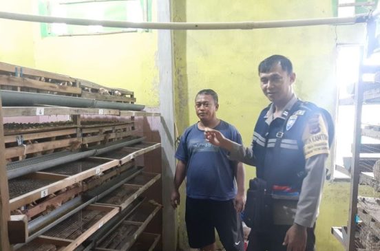 Jaga Keakraban, Bhabinkamtibmas Kunjungi Seorang Peternak Burung Puyuh di Desa Puseurjaya