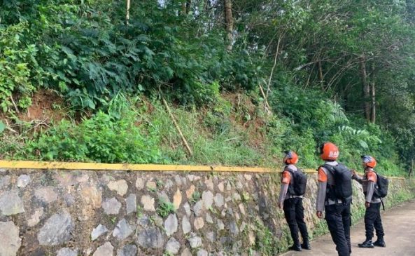 Pemantauan Tebing Rawan Longsor, Tim SAR Sat Brimob Polda Jabar Lakukan Pemantauan Tebing di Wilayah Desa Gadog