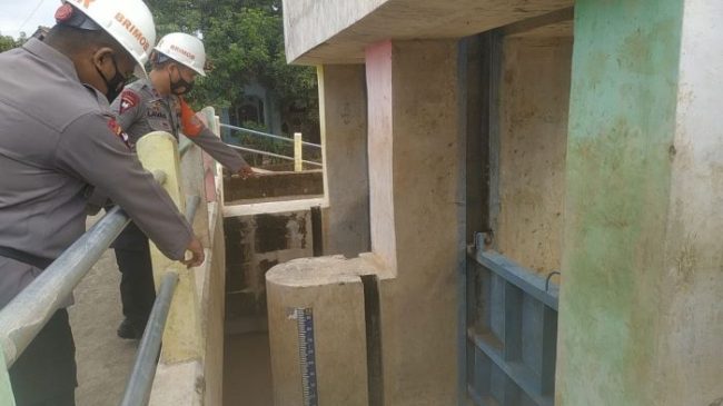 Personel Sat Brimob Polda Jabar Rutin Pantau Pintu Air, Antisipasi Banjir