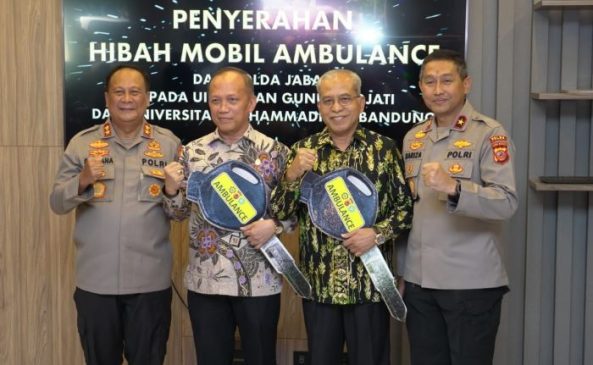 Polda Jabar Beri Hibah Ambulance untuk UIN Sunan Gunung Djati dan Universitas Muhammadiyah Bandung