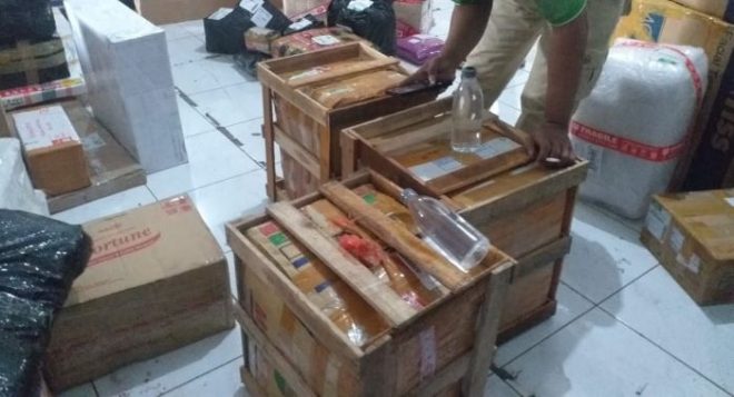 Polisi Amankan Pria Pemesan Miras Ciu dari Bali, yang Dikirim Melalui Jasa Ekspedisi