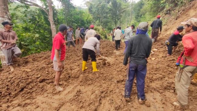 Polisi Baksos Bersihkan Material Longsor di Jalan Cikirisik