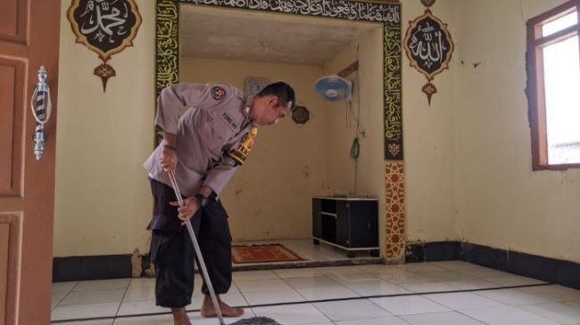 Polisi Baksos Bersihkan Mushola Al-Ikhlas di Dusun Pejaten
