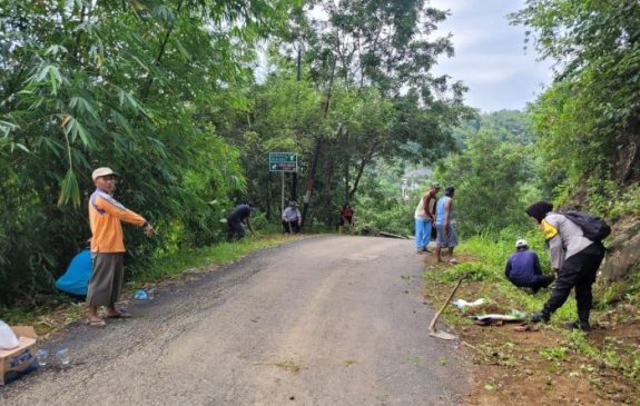 Polisi Bakti Sosial Bersama Warga Lakukan Kerja Bakti