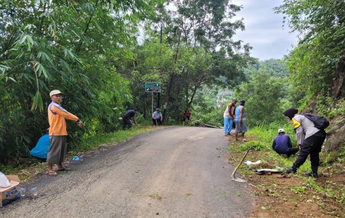 Polisi Bakti Sosial Bersama Warga Lakukan Kerja Bakti
