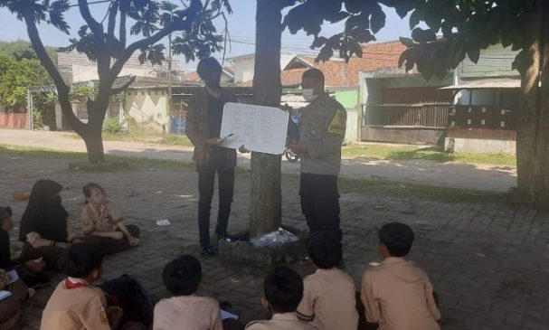 Polisi Bantu Mengajar Bahasa Inggris di Bantaran Sungai Citarum