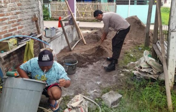 Polisi Bantu Perbaikan Jalan Gang di Majalaya Karawang