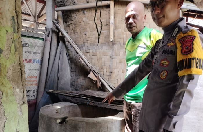Polisi Bantu Seorang Pria yang Jatuh ke Dalam Sumur Sedalam 12 Meter di Rancabungur Bogor