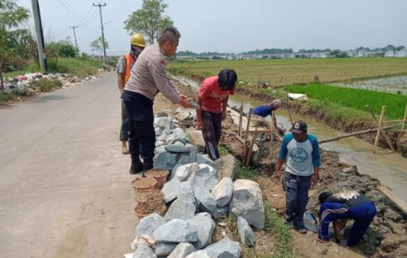 Polisi Bantu Warga Buat Turap Drainase Saluran Air di Pemukiman Warga