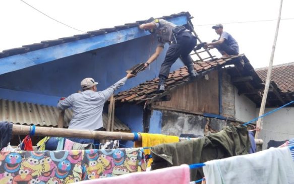 Polisi Bantu Warga Desa Sindulang Gotong Royong Bersihkan Material Pasca Angin Puting Beliung