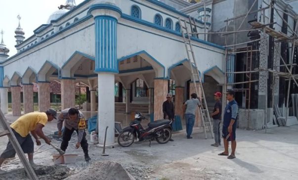 Polisi Bantu Warga Kerja Bakti Bersihkan Masjid Nurul Ikhsan Karawang