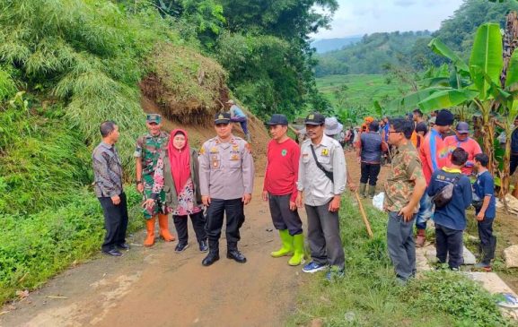 Polisi Bersama Unsur Muspika Bersinergi Bersihkan Material Longsor dan Pohon Tumbang