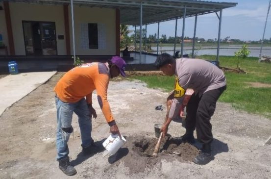 Polisi Bersama Warga Batujaya Gotong Royong Bangun Mushola Nurul Haq