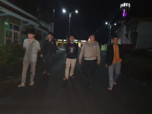 Polisi Bersama Warga Patroli Jalan Kaki Dini Hari Antisipasi Kejahatan dan Sampaikan Imbauan Kamtibmas