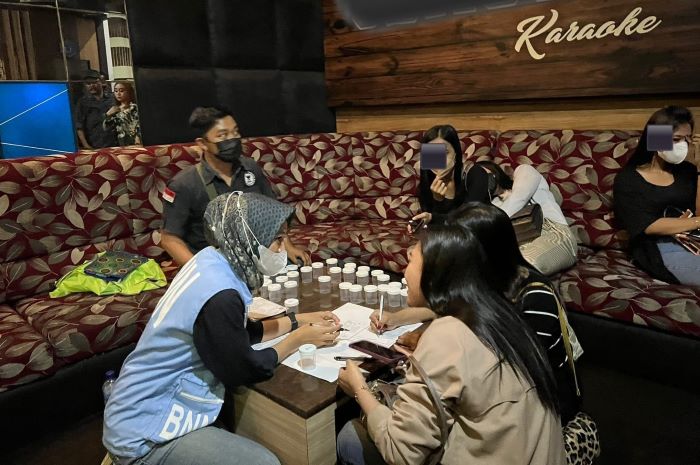 Polisi Dan BNN Lakukan Tes Urine Pengunjung Hiburan Malam, Dalam Rangka Ops Lilin Lodaya 2022