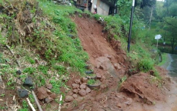 Polisi Datangi Kejadian Tanah Longsor di Cigugur Kuningan