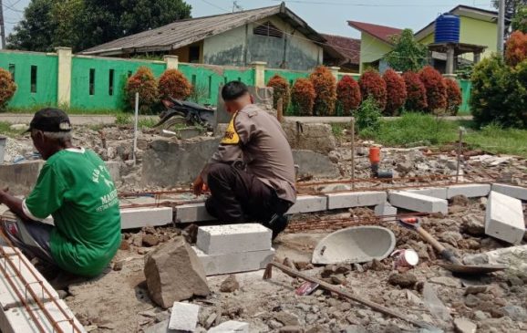 Polisi Gotong Royong Bantu Warga Bangun Tempat Usaha di Desa Belendung Karawang