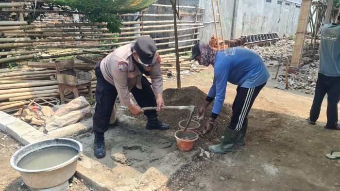Polisi Gotong Royong Renovasi Madrasah Bersama Warga
