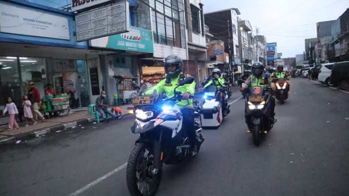 Polisi Monitoring Imlek 2023 Gunakan Sepeda Motor di Wilkum Polres Ciko