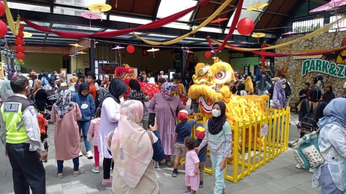 Polisi Monitoring Liburan Perayaan Tahun Baru Imlek 2574 Kongzoli Tahun 2023 Masehi