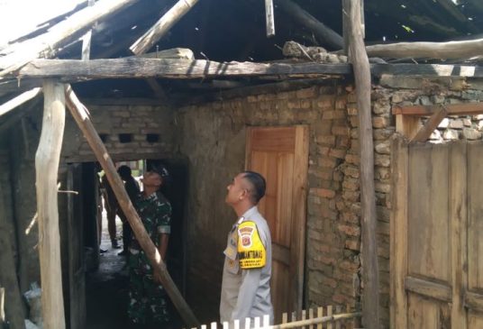 Polisi Monitoring Rumah Warga yang Rusak, Dampak Hujan Lebat Disertai Angin Kencang