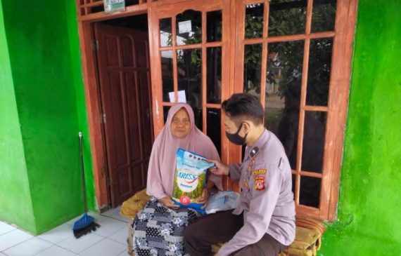Polisi Sambangi Warga Kurang Mampu dan Berbagi Sembako