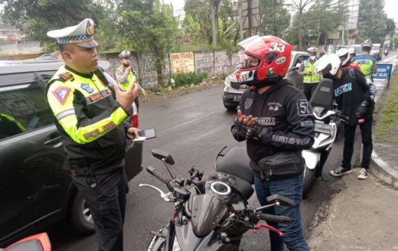 Polisi Tertibkan dan Tindak Tegas dengan Tilang ETLE Mobile Terhadap Pengendara Sepeda Motor Berkenalpot Tidak Sesuai Standar