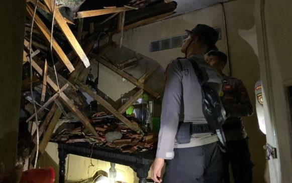 Polri Kirimkan Personel Tanggap Darurat Bencana Alam Pasca Angin Puting Beliung di Panawangan Ciamis