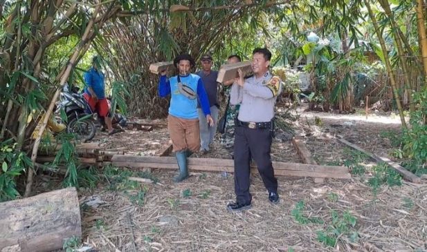 Polri, TNI dan Aparat Desa Gotong Royong Membuat Saung Penyimpanan Keranda