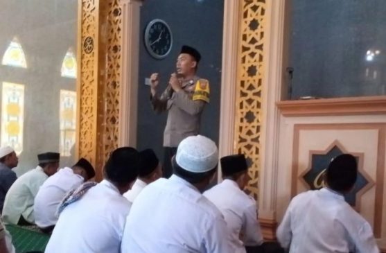 Sampaikan Pemahaman Terkait Kamtibmas, Polisi Lakukan Giat Jumat Curhat di Masjid Agung Al-Iklas