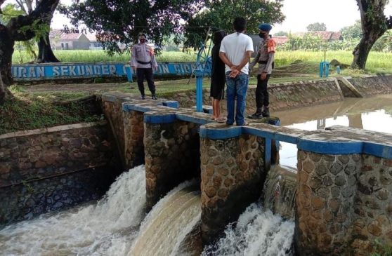 Sat Brimob Polda Jabar Patroli Siaga SAR Cek Rutin ke Titik Rawan Banjir di Sungai Cirebon Girang