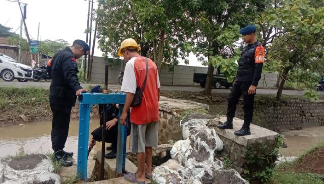 Sat Brimob Polda Jabar Patroli Siaga SAR Cek Rutin ke Titik Rawan Banjir di Sungai Cirebon Girang