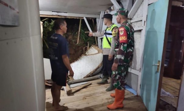 Sinergitas TNI-Polri Hadir di Tengah Masyarakat Cek Tebing Longsor Timpa Rumah Warga