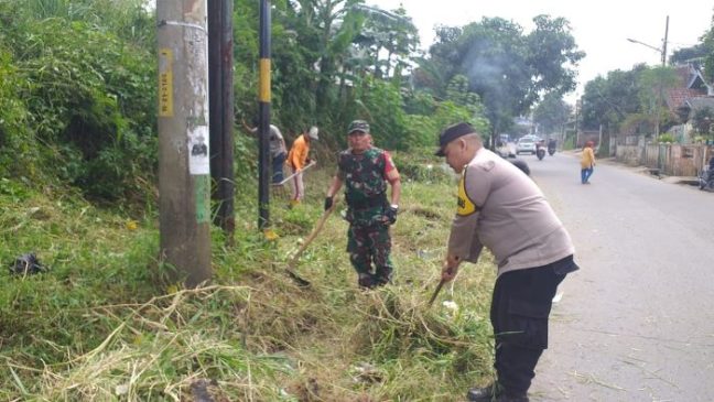 TNI Bersinergi Bersama Polri Bantu Warga Bersihkan Rumput Liar di Baleendah