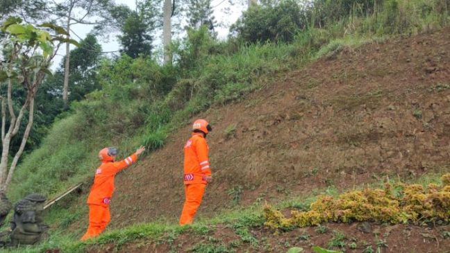Tim SAR Sat Brimob Polda Jabar Laksanakan Patroli Cek Tebing Rawan Longsor di Wilayah Kecamatan Lembang
