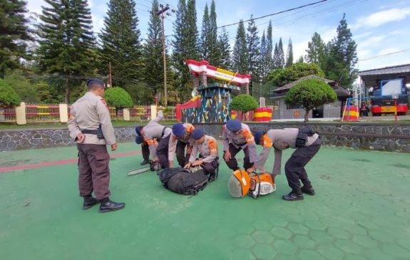 Tim SAR Sat Brimob Polda Jabar Laksanakan Siaga Antisipasi Terjadinya Bencana Alam