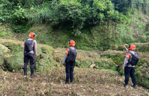 Tim Siaga SAR Kompi 3 Batalyon B Pelopor Sat Brimob Polda Jabar Kembali Laksanakan Pengecekan Tebing Rawan Longsor di Wilayah Kecamatan Cipanas