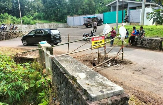 Antisipasi Kecelakaan, Polisi Bersama Babinsa Tandai Jalan Berlubang di Desa Sukahaji Majalengka