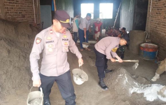 Bangun Kedekatan dengan Masyarakat, Polisi Pimpin Kerja Bakti di Ponpes Ar Rahmat