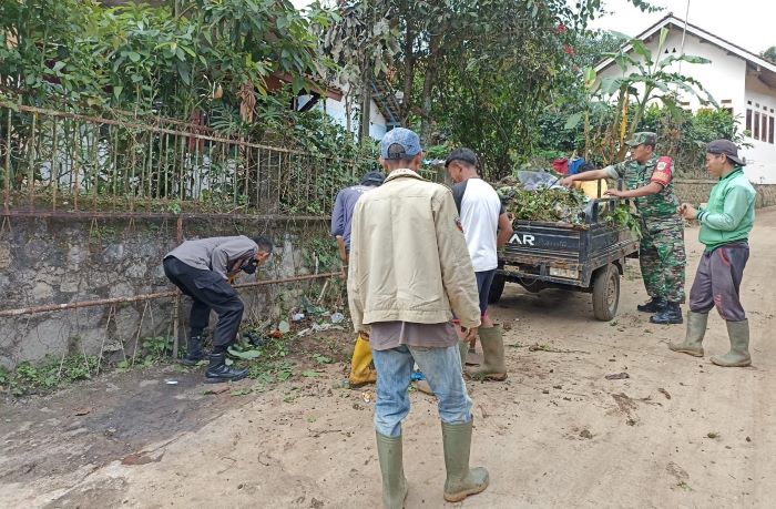 Bangun Kedekatan dengan Masyarakat, Polisi Pimpin Langsung Kerja Bakti di Sepanjang Jalan Cisagatan Desa Mekarlaksana